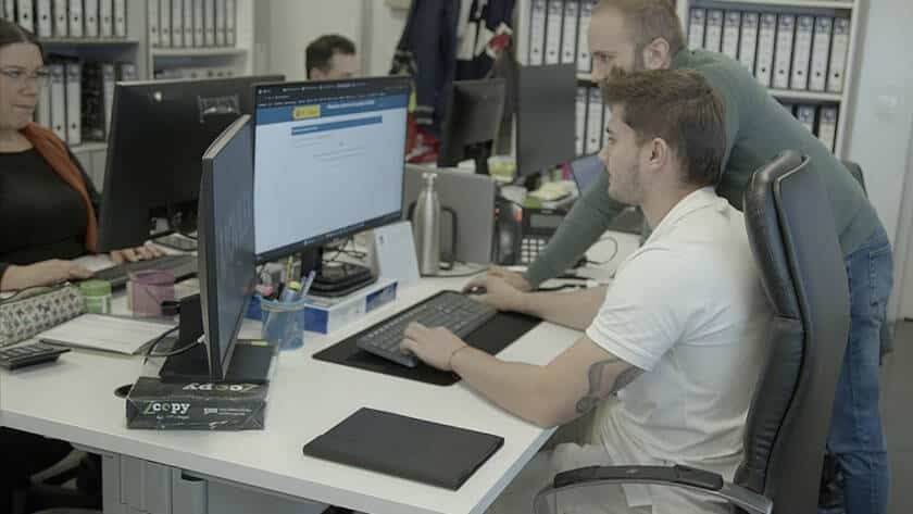 Trabajadores de Movilex en planta de reciclaje de economía circular