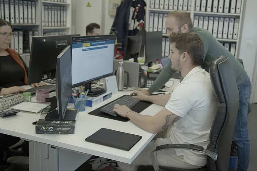 Trabajadores de Movilex en planta de reciclaje de economía circular