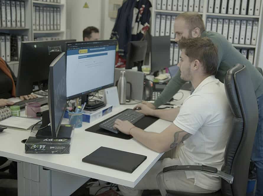 Trabajadores de Movilex en planta de reciclaje de economía circular